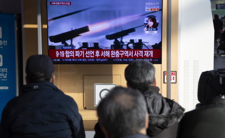 Mieszkańcy Seulu (Korea Płd.) oglądają wiadomości w telewizji / autor: PAP/EPA/JEON HEON-KYUN