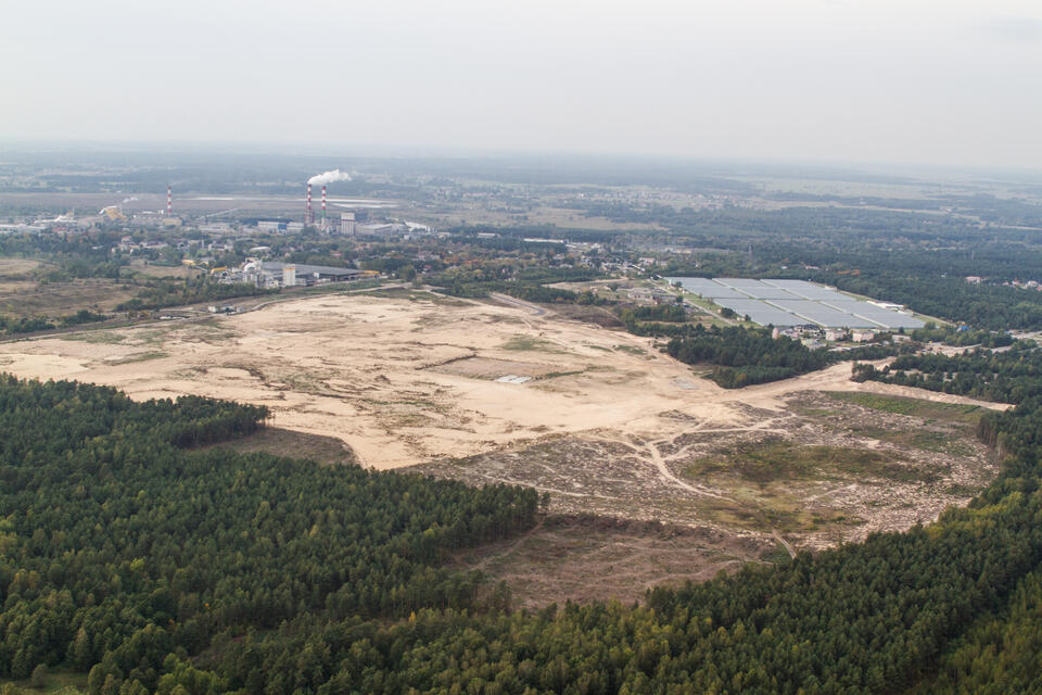 Wykarczowane lasy pod budowę elektrowni.