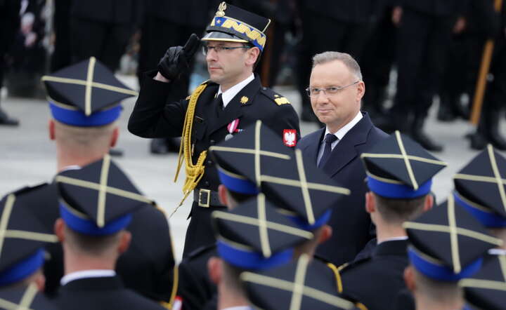 Prezydent RP Andrzej Duda (P) i Komendant Główny PSP nadbryg. Wojciech Kruczek (L) podczas centralnych obchodów Dnia Strażaka / autor: PAP/Tomasz Gzell