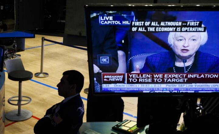 Parkiet Wall Street z transmisją live wystąpienia Janet Yellen, fot. PAP/EPA/Justin Lane