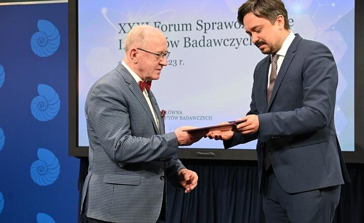Wręczenie odznaki Rzecznika Praw Obywatelskich "Za Zasługi dla Ochrony Praw Człowieka" profesorowi Henrykowi Skarżyńskiemu