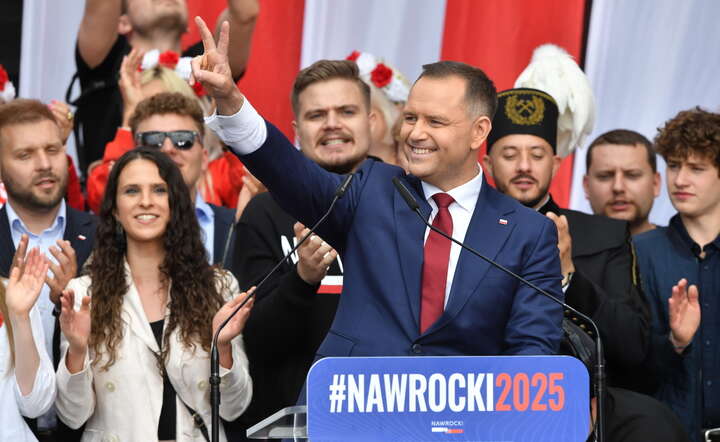 Karol Nawrocki przemawia na placu Zamkowym / autor: PAP/Piotr Nowak