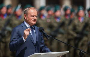 Premier Donald Tusk podczas uroczystych obchodów 80. rocznicy Bitwy o Monte Cassino na Rynku Głównym w Krakowie / autor: PAP/Art Service