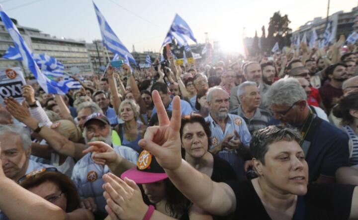 Zwolennicy odrzucenia porozumienia z wierzycielami (opcja NO) oklaskują wystapienie premiera Ciprasa na piątkowym wiecu w Atenach fot. PAP / EPA/ ARMANDO BABANI 