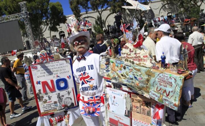 Kampania przed referendum ws. Brexitu rozgrywa się też poza Wyspami Brytyjskimi. Na zdjęciu zwolennik Brexit w Gibraltarze, gdzie gościł premier David Cameron, fot. PAP/EPA/A.CARRASCO RAGEL
