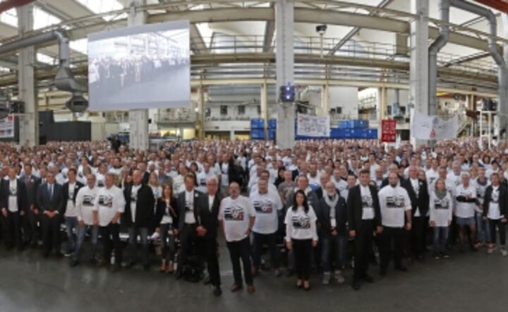 Spotkanie załogi zakładów VW w Wolfsburgu z kierownictwem koncernu, fot. PAP/EPA/Roland Nipaul