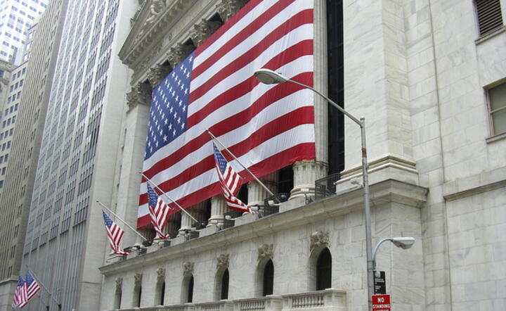 Budynek nowojorskiej giełdy przy Wall Street, fot. freeimages.com
