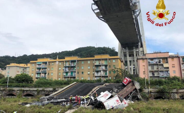 Zawalony wiadukt w Genui - zdjęcie zrobione przez strażaków na miejscu akcji ratunkowej / autor: fot. PAP/EPA/EPA/ITALIAN FIREFIGHTERS HANDOUT