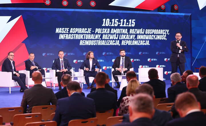 Panel poświęony gospodarce - przemawia Daniel Obajtek / autor: materiały prasowe X @pisorg