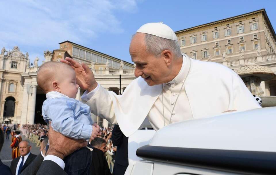 Leon XIV o misji edukacji w świecie niepewności  / autor: Vatican Media