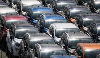 Polacy rejestrują mniej nowych aut osobowych