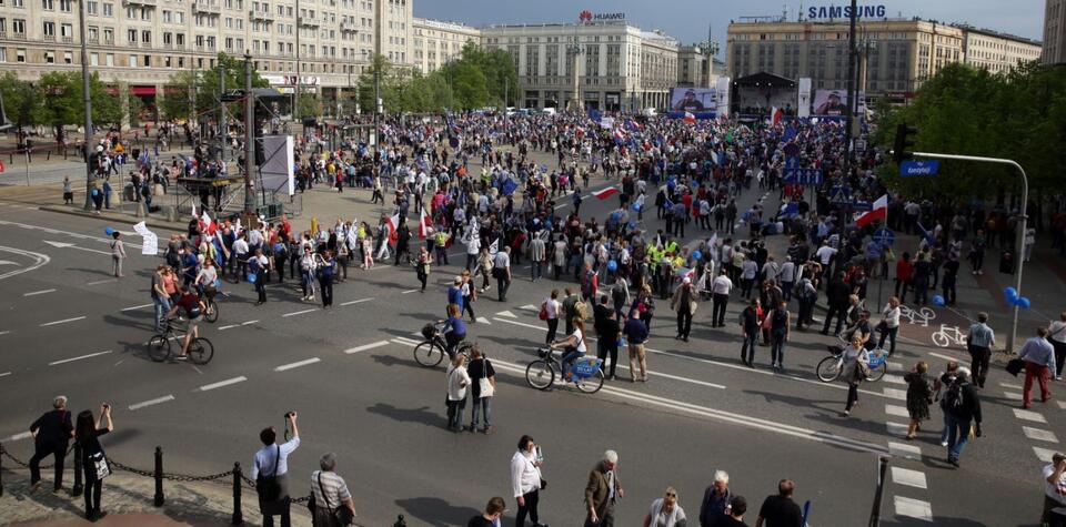 Plac Konstytucji w momencie zakończeniu marszu / autor: Tomasz Gzell/PAP/EPA