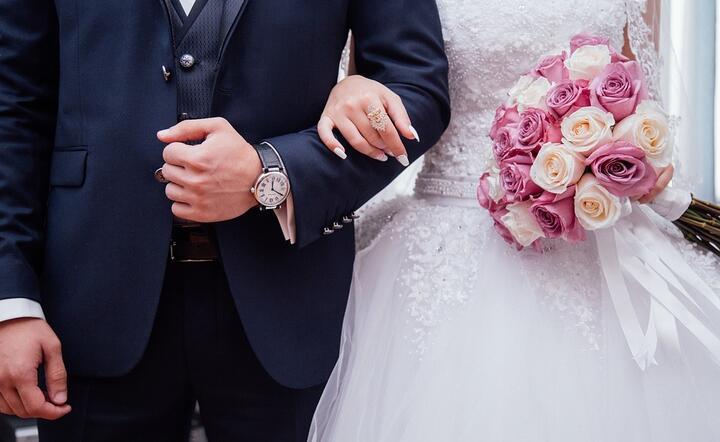 Nowożeńcy w prezencie ślubnym coraz częściej dostają pieniądze / autor: Pixabay