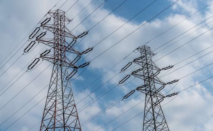 Sieć elektroenergetyczna nie wytrzymuje zderzenia z zieloną transformacją / autor: Fratria / AS