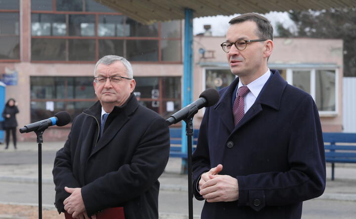 Premier Mateusz Morawiecki i minister infrastruktury Andrzej Adamczyk / autor: PAP/Paweł Supernak