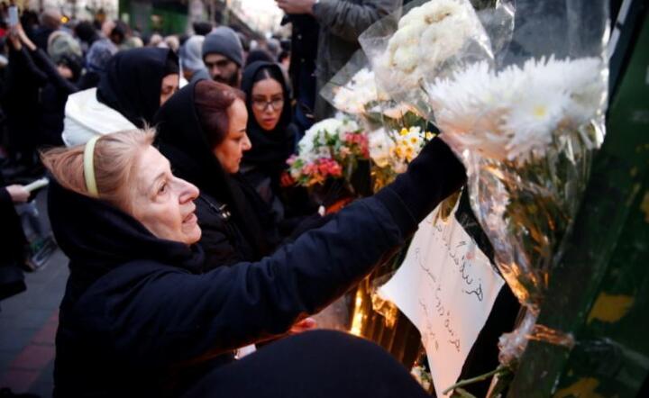Irańczycy zapalają świece i przynoszą kwiaty dla ofiar ukraińskich linii lotniczych Boeing 737-800 podczas protestu przed Uniwersytetem Amira Kabira w Teheranie / autor: PAP/EPA/ABEDIN TAHERKENAREH