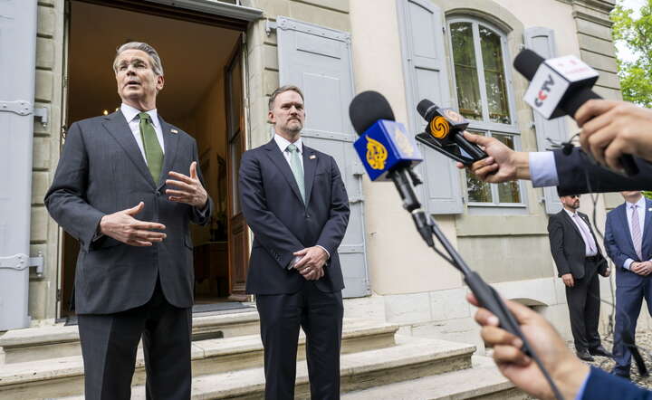 Sekretarz skarbu USA Scott Bessent (L) i przedstawiciel USA ds. handlu Jamieson Greer (P) na konferencji prasowej / autor: PAP/EPA/MARTIAL TREZZINI