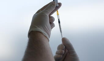 EMA rozpoczęła ocenę stosowania szczepionki BioNTech-Pfizer u nastolatków