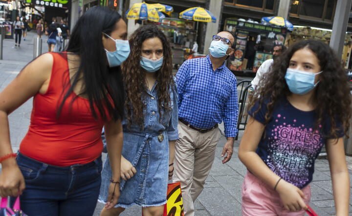 Ludzie w maskach podczas spaceru na Times Square, zdjęcie ilustracyjne / autor: PAP/EPA/JUSTIN LANE