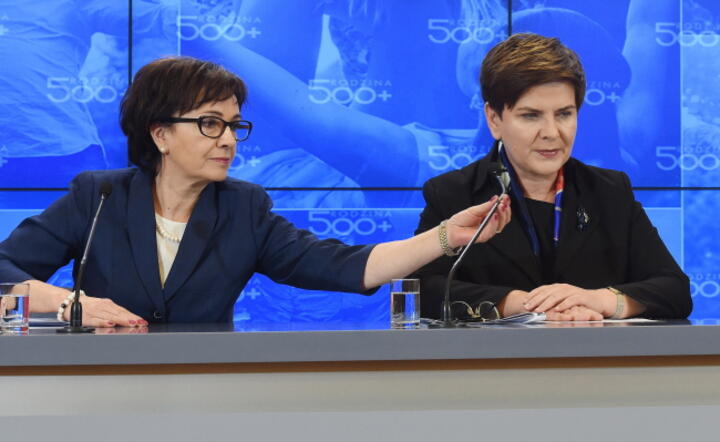 Rzeczniczka rządu Elżbieta Witek i premier Beata Szydło na konferencji prasowej po posiedzenu, fot. PAP/Radek Pietruszka