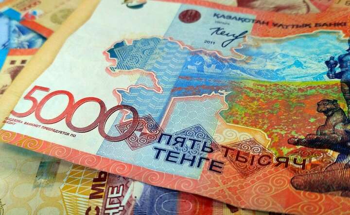Banknoty tenge - pieniądza Kazachstanu / autor: Pixabay