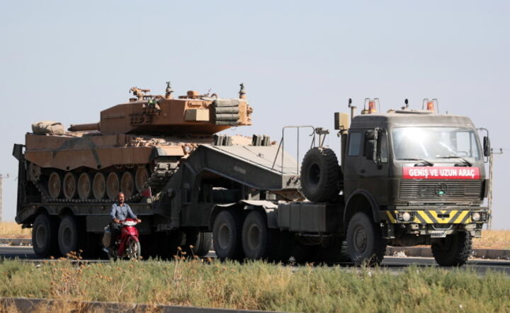 Turecki czołg transportowany w rejon walk w Syrii / autor: PAP/ EPA/ERDEM SAHIN