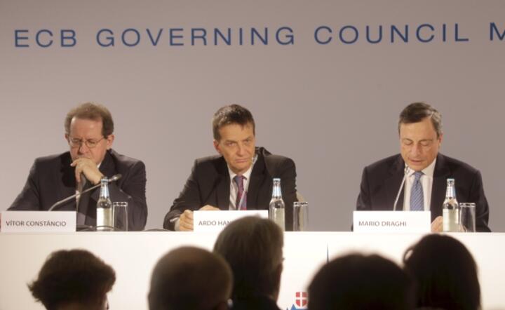 Konferencja po posiedzeniu EBC, pierwszy z prawej prezes Mario Draghi, fot.PAP/EPA/Valda Kalinina