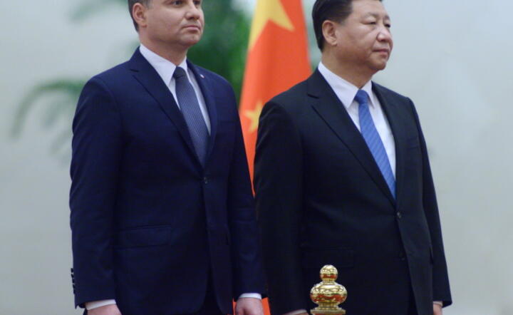 Prezydent RP Andrzej Duda (L) i przewodniczący Chińskiej Republiki Ludowej Xi Jinping (P) podczas ceremonii oficjalnego powitania w Wielkiej Hali Ludowej przy placu Tiananmen w Pekinie, fot. PAP / Jacek Turczyk