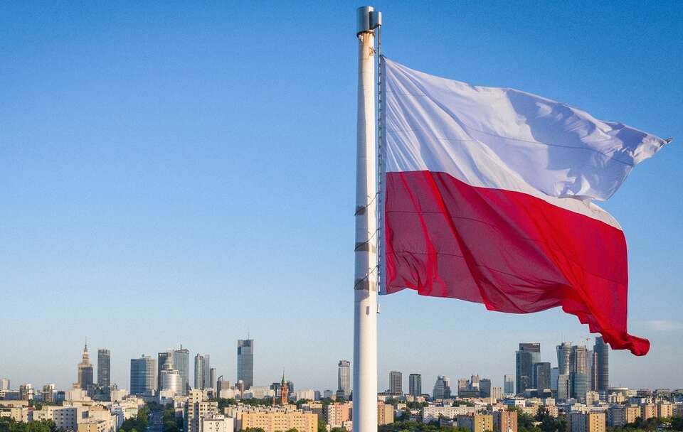 Polska flaga powiewa nad Warszawą / autor: PAP/Leszek Szymański
