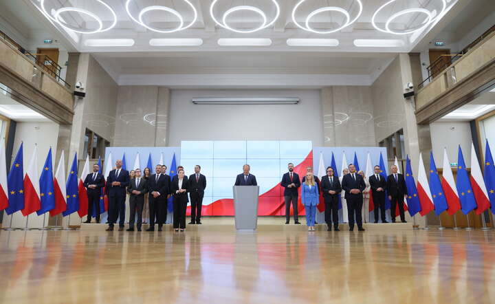 Premier Donald Tusk na konferencji prezentującej nowy skład rządu / autor: PAP/Leszek Szymański