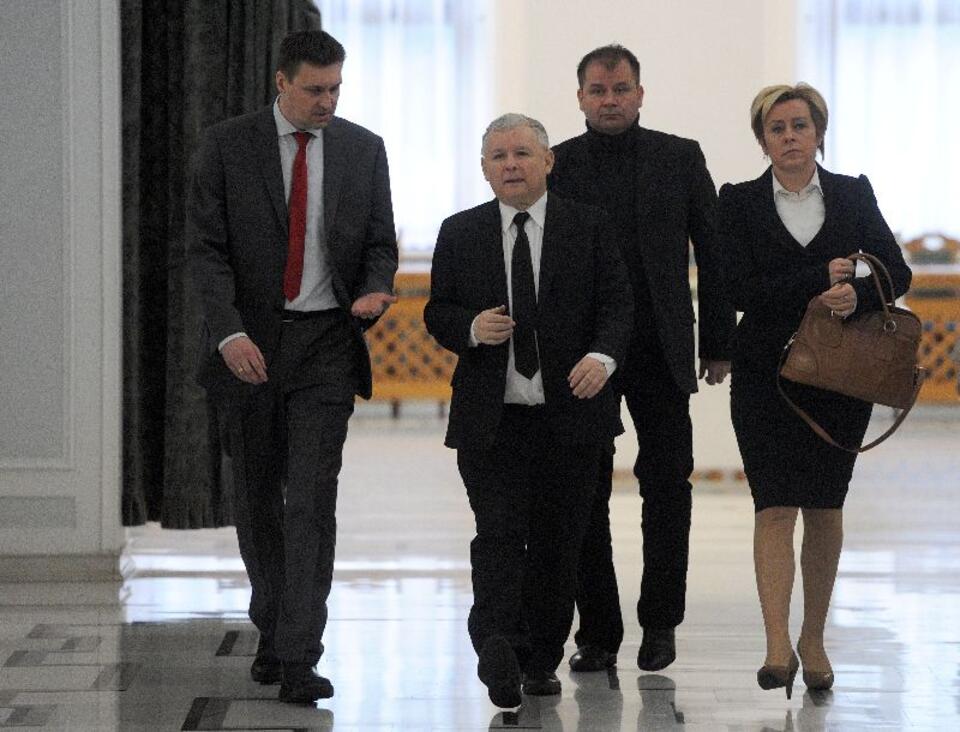 Prezes PiS Jarosław Kaczyński i posłanka Jadwiga Wiśniewska na korytarzu sejmowym, 28 bm. Fot. PAP/Grzegorz Jakubowski