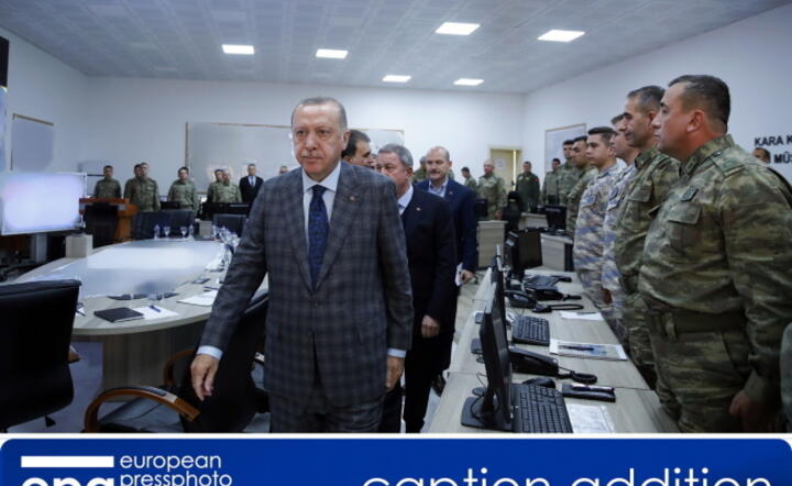 Prezydent Turcji, Erdogan, wizytuje centrum dowodzenia tureckiej armi / autor: PAP/EPA