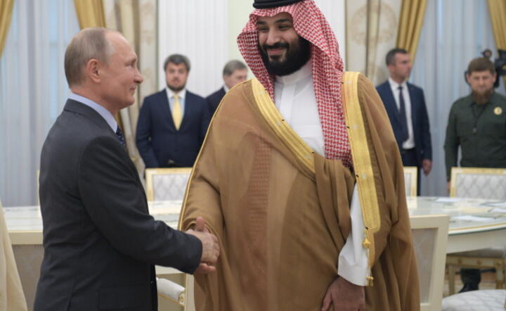Saudyjski następca tronu Muhammed ibn Salman (P) i prezydent Władimir Putin (L) / autor: fot. PAP/EPA/ALEXEI DRUZHININ/SPUTNIK