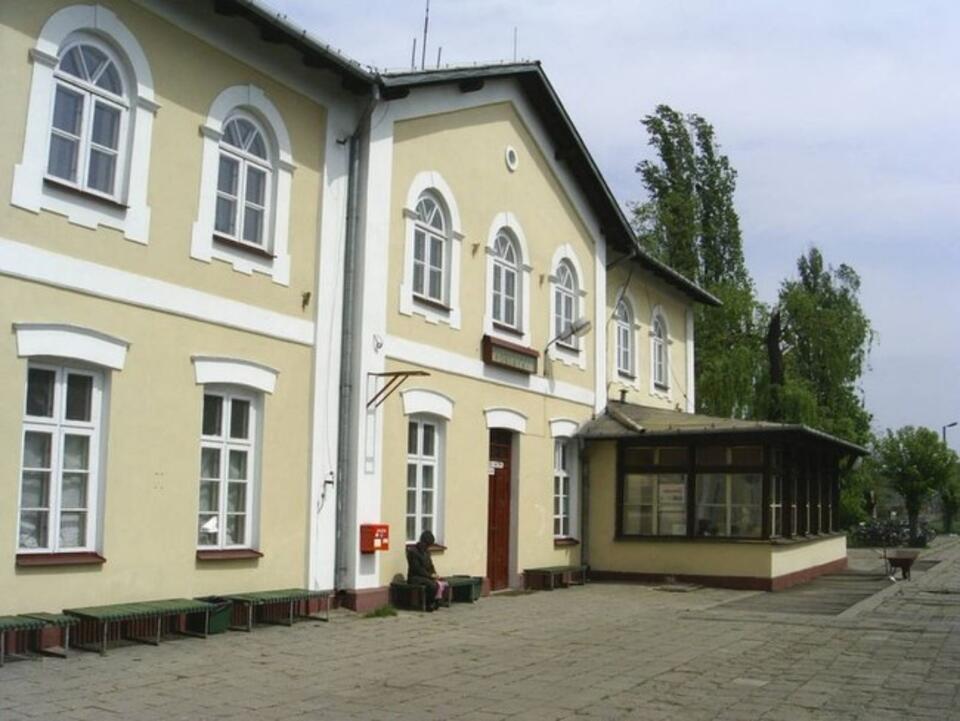 Dworzec kolejowy w Międzyrzecuu Podlaskim. Fot Wikimedia Commons / Ireneusz S Wierzejski / licencja CC-BY-SA 3.0, GFDL
