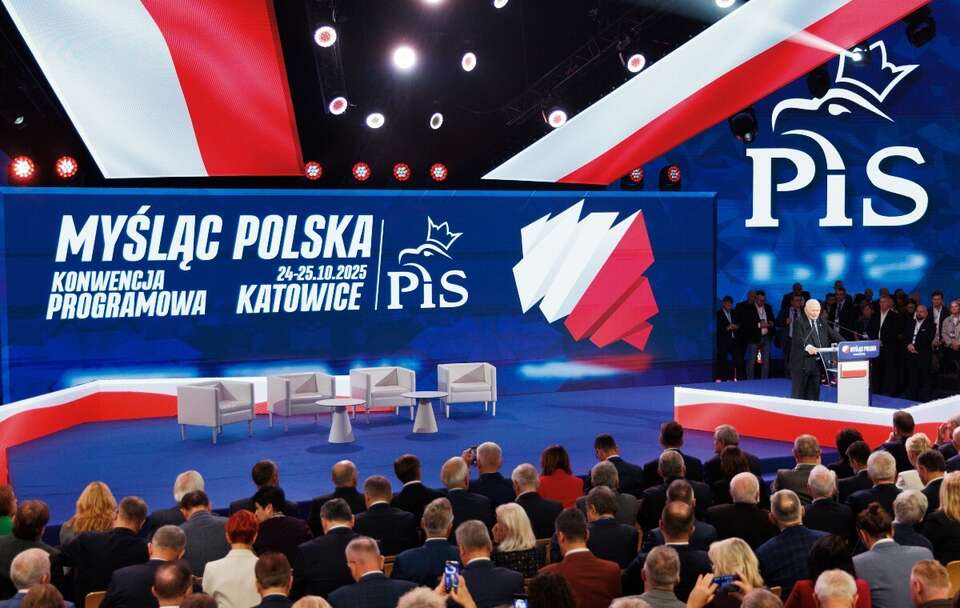 Prezes PiS Jarosław Kaczyński podczas wystąpienia programowego w trakcie konwencji programowej Prawa i Sprawiedliwości w Międzynarodowym Centrum Kongresowym w Katowicach / autor: PAP/Art Service