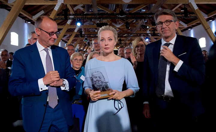 Julia Nawalna (po środku) odbiera Nagrodę Wolności Prasy (Niemcy) / autor: PAP/EPA/WEIMER MEDIA GROUP / HANDOUT