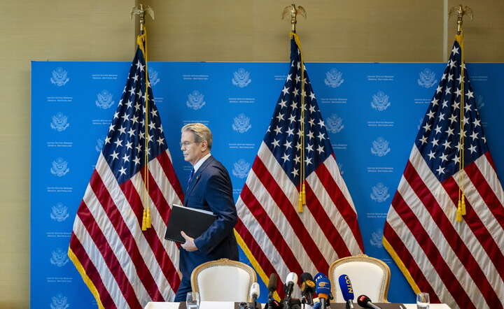 Sekretarz skarbu USA Scott Bessent po zakończonej konferencji prasowej na temat negocjacji handlowych z Chinami / autor: PAP/EPA/JEAN-CHRISTOPHE BOTT