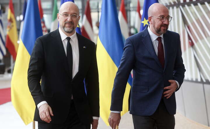 Przewodniczący Rady Europejskiej Charles Michel (z prawej) przyjmuje premiera Ukrainy Denysa Szmyhala  / autor: Fot. OLIVIER HOSLET/EPA/PAP