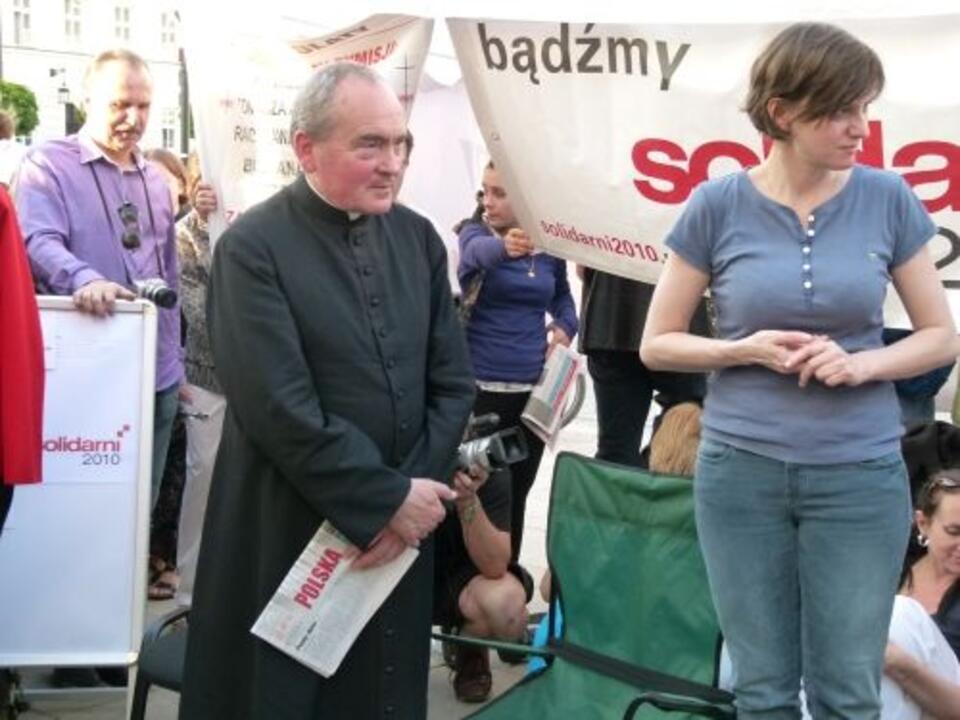 Ksiądz Małkowski w czasie spotkania pod namiotem "Solidarnych 2010". Fot. Blogpress.pl