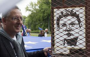 Bartłomiej Sienkiewicz (PO); plakat z wizerunkiem śp. Jolanty Brzeskiej / autor: Fratria
