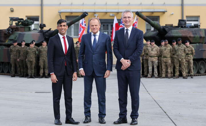  Premier Donald Tusk (w środku), sekretarz generalny NATO Jens Stoltenberg ( z prawej) oraz premier Wielkiej Brytanii Rishi Sunak  w Wesołej  / autor:  PAP/Paweł Supernak