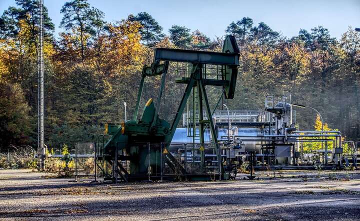 Rynki oceniają, jak zapowiadane zwiększenie wydobycia ropy przez OPEC wpłynie na ceny surowca / autor: Pixabay