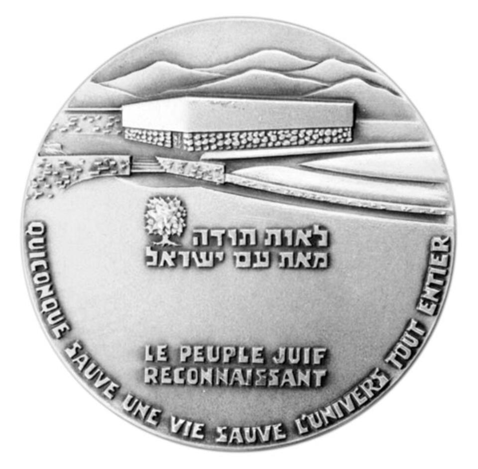 Tak wyglądają przyznawane medale. Fot.yadvashem.org