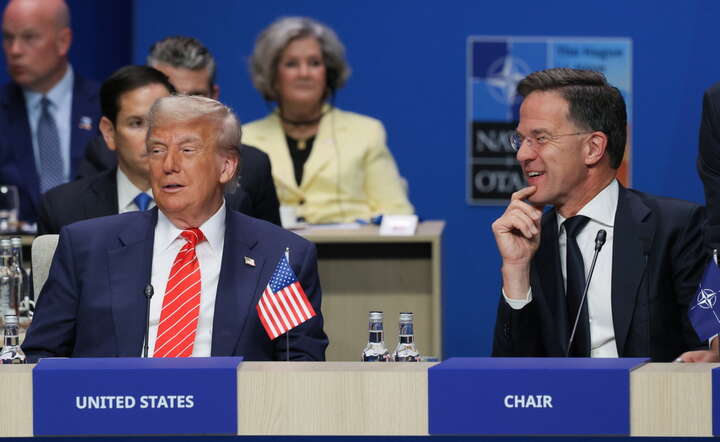 Prezydent USA Donald Trump (L) oraz sekretarz generalny NATO Mark Rutte (P) podczas szczytu NATO w Hadze / autor: PAP/Paweł Supernak