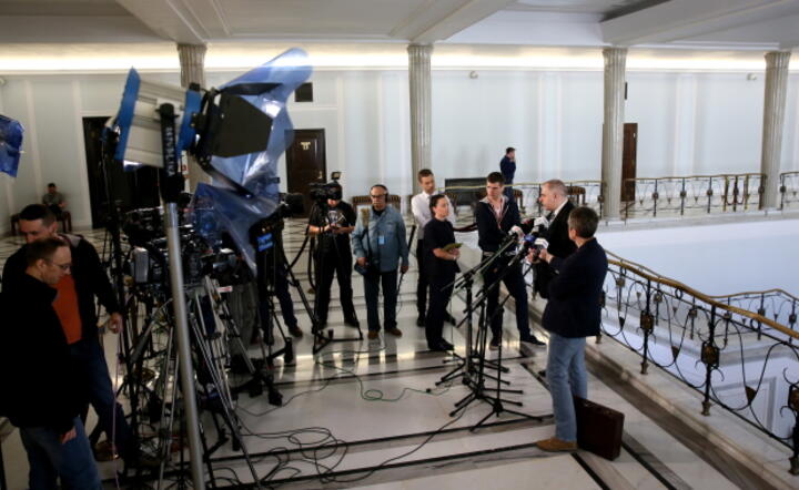 Dziennikarze rozmawiają z posłem PiS Jackiem Sasinem (2P) w Sejmie, fot. PAP/Tomasz Gzell