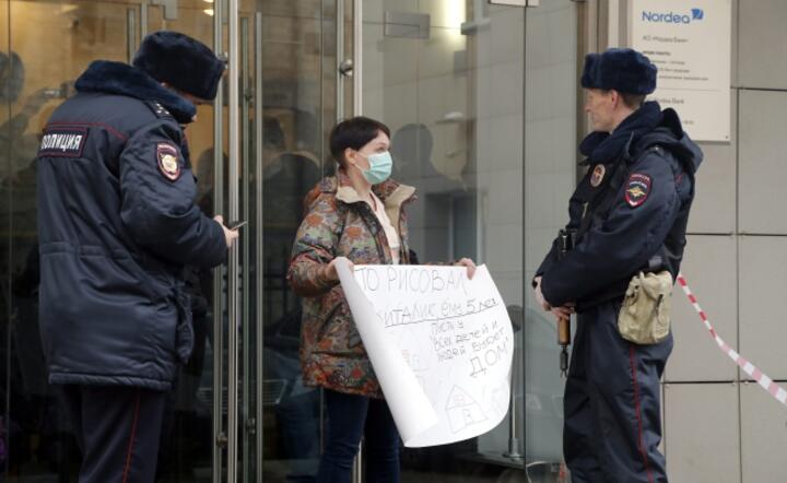 Protestujący posiadacze kredytów w walutach przed oddziałem Nordea Bank w Moskwie, fot. PAP/EPA/MAXIM SHIPENKOV
