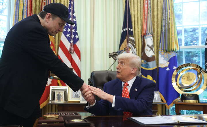 Elon Musk żegna się z prezydentem Donaldem Trumpem w Gabinecie Owalnym w Białym Domu / autor: PAP/EPA/FRANCIS CHUNG