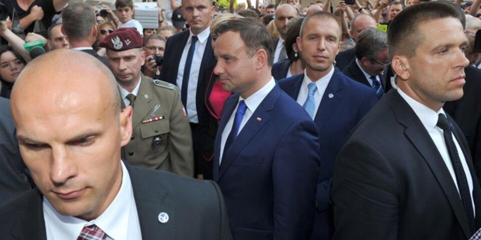 bor.gov.pl: Prezydent w otoczeniu trzech oficerów BOR