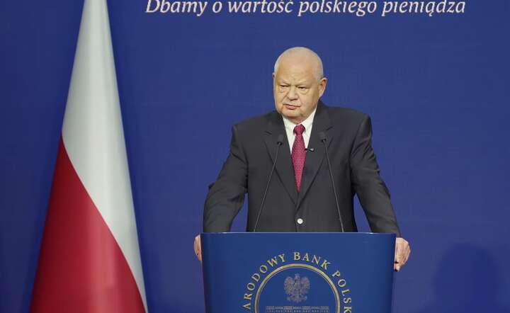 Prezes NBP prof. Adam Glapiński na konferencji prasowej, 9 października 2025 / autor: YT @nbppl - screen