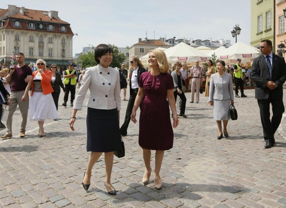Małgorzata Tusk z żoną premiera Japonii Akie Abe na spacerze po warszawskiej Starówce. Fot. PAP / Paweł Supernak